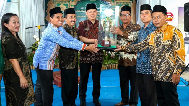 Tutup MTQN ke-58 Siantar Timur, Pemko Serahkan Piala Bergilir Juara Umum kepada Kelurahan Tomuan