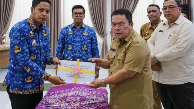 Wali Kota Serahkan DKP dan SPPT PBB-P2 2026, Dorong Optimalisasi Pendapatan Daerah