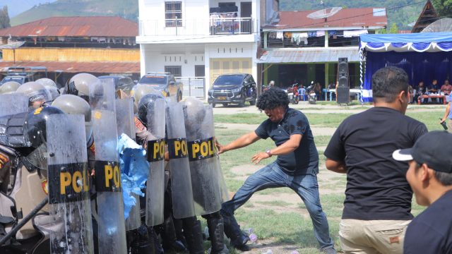 Polres Samosir Uji Kekuatan Lewat Simulasi Sispamkota Jelang May Day 2026