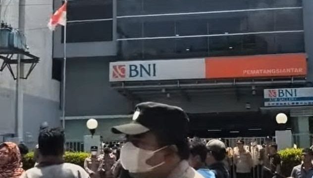 Diduga Ada Pembiaran, Korban Investasi Bodong Blokir Jalan di Depan Kantor Bank Negara Indonesia Pematangsiantar
