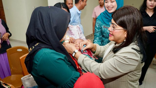 Ketua TP PKK Pematangsiantar Tutup Pembinaan Kader Posyandu Tanjung Tongah, Serahkan Bantuan Alat Kesehatan