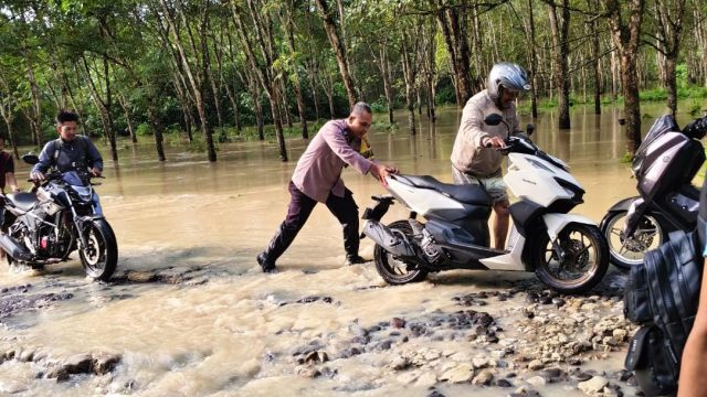Personel Polsek Bosar Maligas Sigap Evakuasi Warga dan Salurkan Bansos Korban Banjir