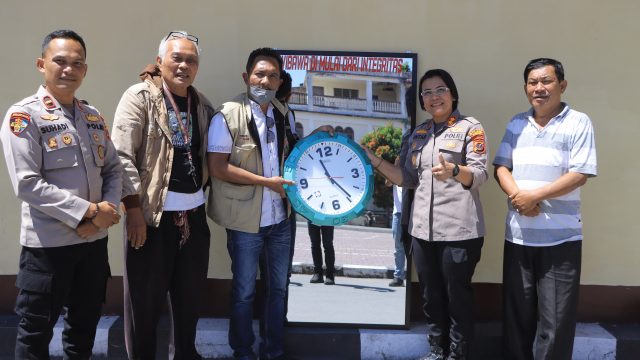 Bukan Sekadar Cendera Mata, Trisula Integritas Titipkan Pesan Moral kepada Kapolres Samosir