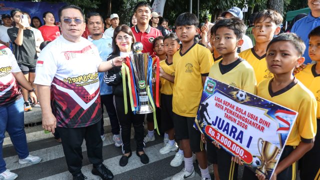Wali Kota Pematangsiantar Serahkan Hadiah Fun Run Merah Putih 8,1K