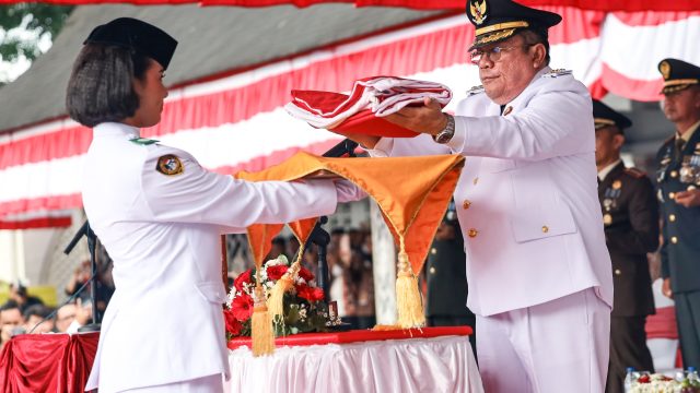 Wali Kota Wesly Jadi Inspektur Upacara HUT ke-81 RI, Syalomita Jessica Bawa Baki Bendera